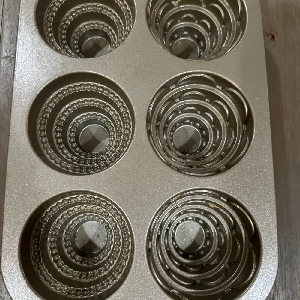 New Nordic Ware Gold Mini Cakelet Cake Pan. - Picture 2 of 4